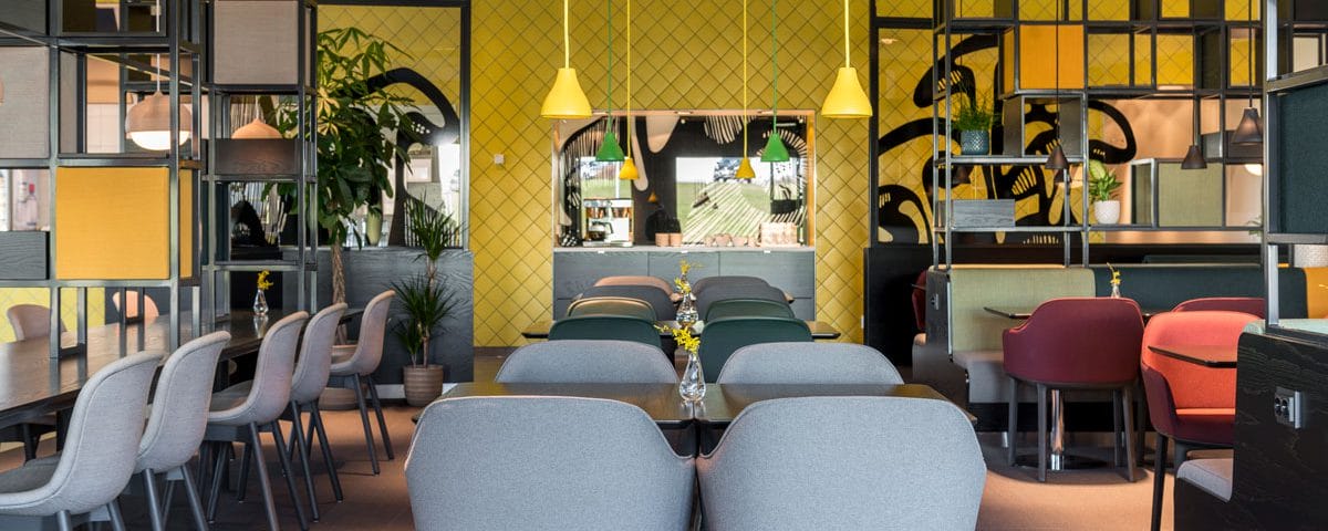 Inredning som bär varumärket av en modern restaurang