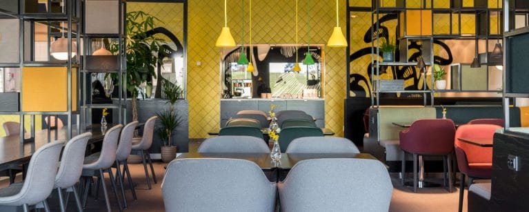 Inredning som bär varumärket av en modern restaurang
